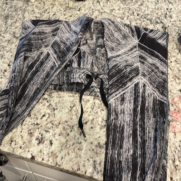 Lululemon Pants Namaskar Size 4 - Picture 6 of 12